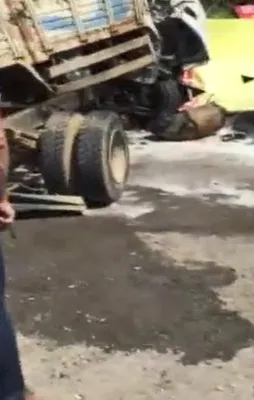 Beykoz'da kamyon araçların arasına daldı