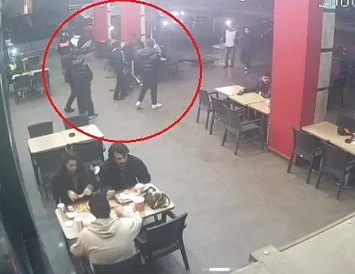 Arkadaşları tarafından akran zorbalığına uğrayan gencin burnu kırıldı: Neden bakıyorsun