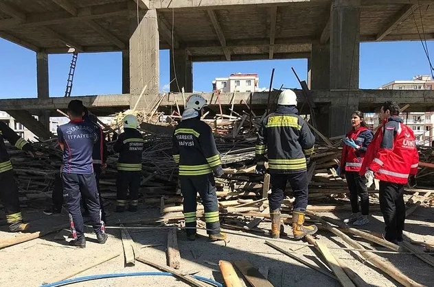 Son dakika: Diyarbakır'da inşaatta iskelenin çökmesi sonucu 1'i ağır 6 işçi yaralandı