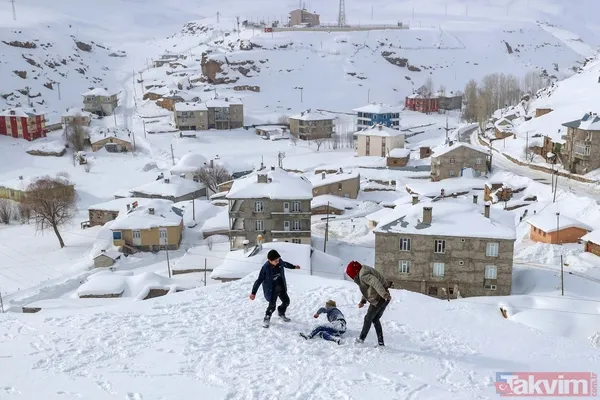 Kar kalınlığı 2 metreyi aştı! Van'ın köylerinde 'beyaz esaret' yaşanıyor - 4