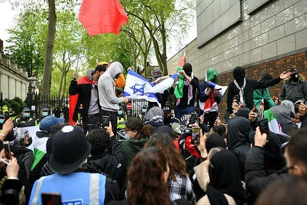 londralilar-filistinin-yaninda-isgalci-teroristlere-karsi-protesto-israil-bayragi-yaktilar-1621706297510.jpeg