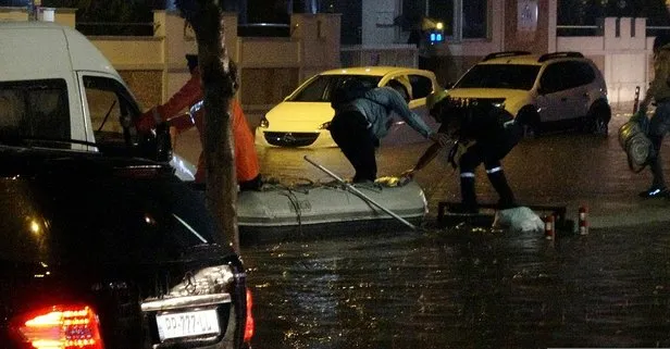 Antalya’yı yağış vurdu! Göle dönen yolda mahsur kalanlar botla kurtarıldı