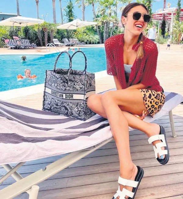 Defne Samyeli'nin 17 yaşındaki kızı Derin, liseyi bitirdi: Kıyafeti olay oldu-7