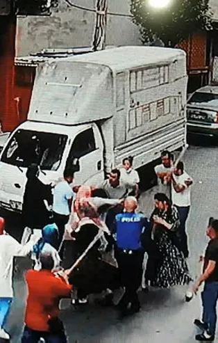 İstanbul'da "çöp" kavgası! Sopa, kalas ve bıçaklar havada uçuştu