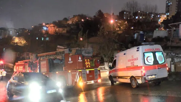 istanbulda-hareketli-dakikalar-eyupsultanda-bir-gecekondu-alev-alev-yandi-1639521191247.jpg İstanbul'da hareketli dakikalar! Eyüpsultan'da bir gecekondu alev alev yandı-4