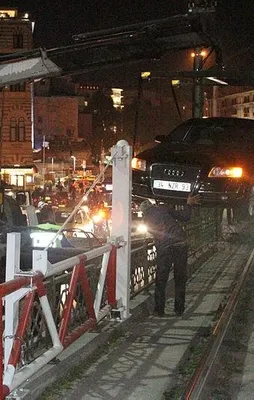 İstanbul'da tramvay yoluna araç girdi!