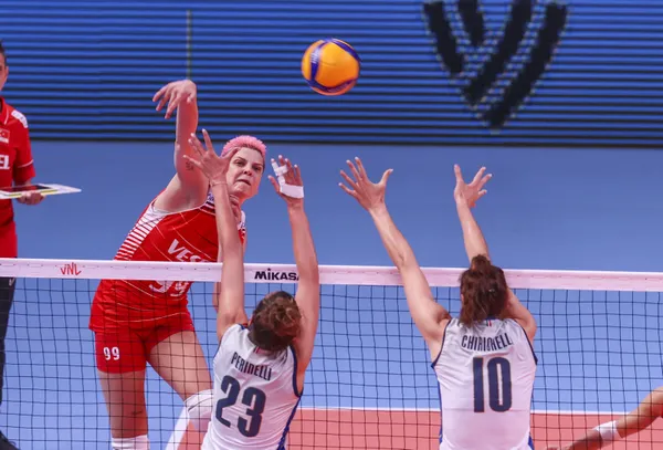 son-dakika-a-milli-kadin-voleybol-takimi-net-zaferle-basladi-milletler-ligi-ilk-macinda-italyayi-3-0-yendi-1654018283708.jpg