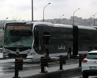 İki metrobüs çarpıştı: 3 yaralı