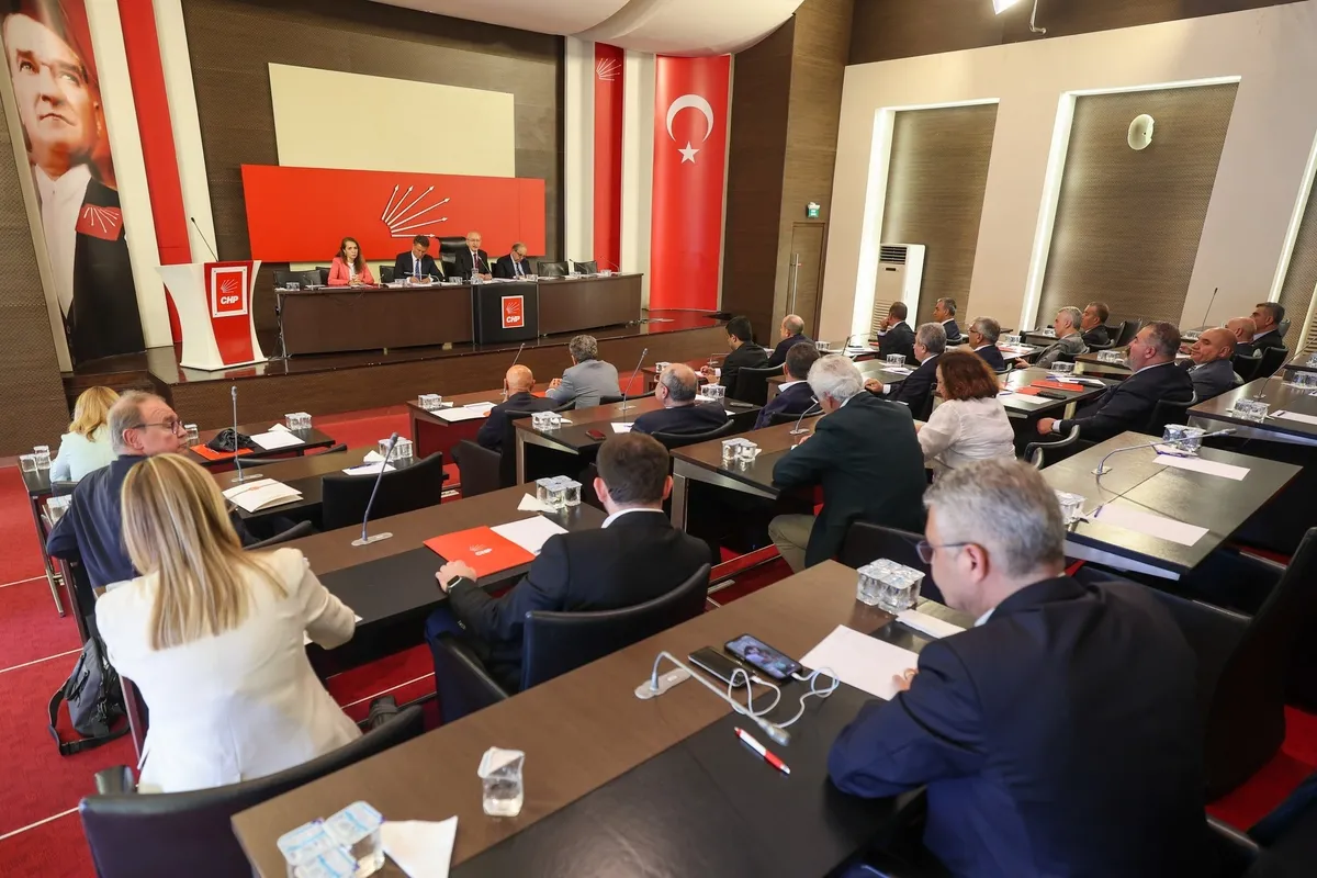 chpde-ihrac-gundemli-ydk-kilicdaroglu-arinmayi-buyutuyor-1783320601254.jpeg CHP'de ihraç gündemli YDK! Kılıçdaroğlu arınmayı büyütüyor: Hırsızlar, bizden korkun! Sizden mutlaka hesap soracağız-6