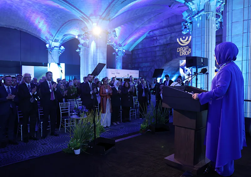 Emine Erdoğan'ın himayelerinde ʺDünya ortak evimizʺ sloganıyla başlatılan ve küreselleşen Sıfır Atık Hareketi ʺ8. Yılında 8 Milyar İnsan İçinʺ sloganıyla devam ediyor