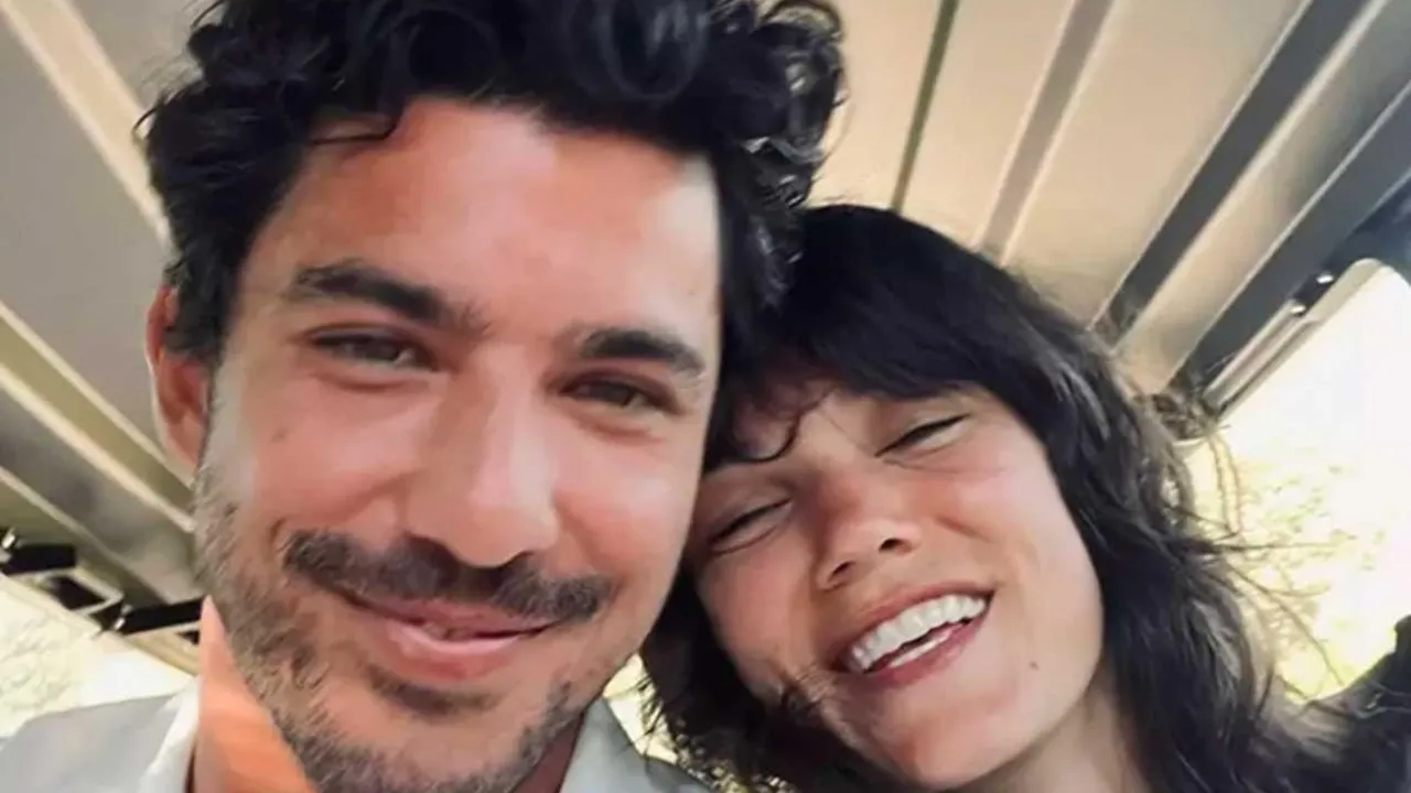 Lüks tekneleri ile Bodrum’a demir attılar! Pınar Deniz ile sevgilisi Kaan Yıldırım aşka geldi