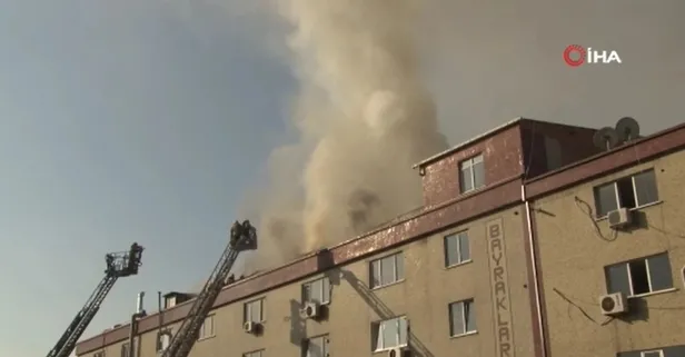 Son dakika: Bağcılar'da bir iş yerinin çatısında yangın çıktı