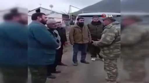 Azerbaycan askerinden zalimlere ders gibi hareket: Ağdam’ın tahliyesinde Ermeni sivillere yardım etti-6