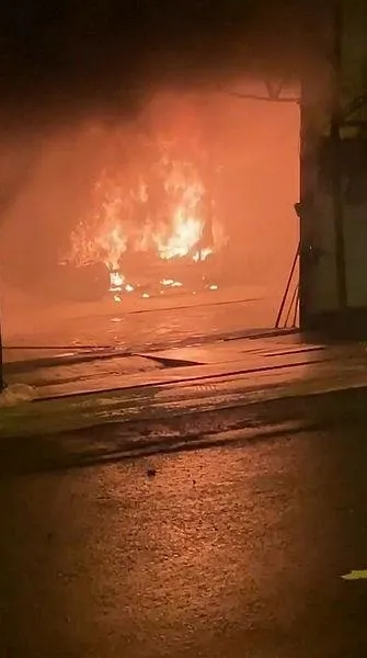 kucukcekmecede-depo-yangini-alevler-kisa-surede-yayildi-1647723725363.jpeg Küçükçekmece'de depo yangını! Alevler kısa sürede yayıldı-2