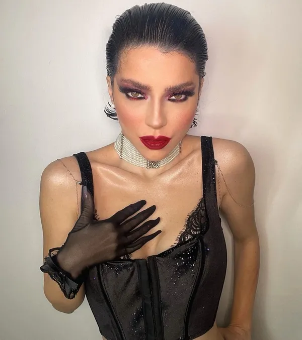 merve-bolugur-sosyal-medyanin-diline-dustu-super-mini-elbisesiyle-sov-yaparken-fotograftaki-o-detay-karizmayi-1642107902184.jpg Merve Boluğur sosyal medyanın diline düştü! Süper mini elbisesiyle şov yaparken fotoğraftaki o detay karizmayı fena çizdi-3