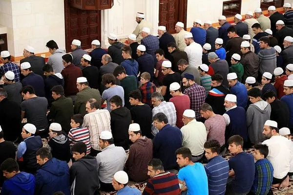 Vatandaşlar ilk teravih namazını kılmak için camilere akın etti-1