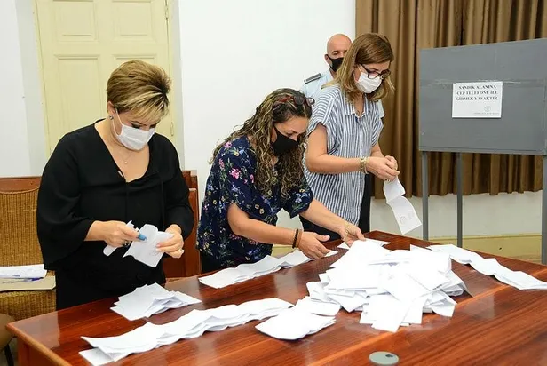 kuzey-kibris-turk-cumhuriyetinde-oy-verme-islemi-sona-erdi-son-durum-1602434995146.jpeg Son dakika: KKTC'de Ersin Tatar'ın önde olduğu cumhurbaşkanlığı seçimleri 2. tura kaldı | İŞTE OY ORANLARI-5