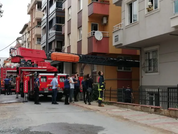 umraniyede-bir-dairede-cikan-yanginda-anne-oldu-7-yasindaki-oglu-agir-yarali-1624276080779.jpg Ümraniye'deki yangının detayları ortaya çıktı! Kavga ettiği eşini öldürüp oğlunu yaraladı evi yakıp intihar etti-2