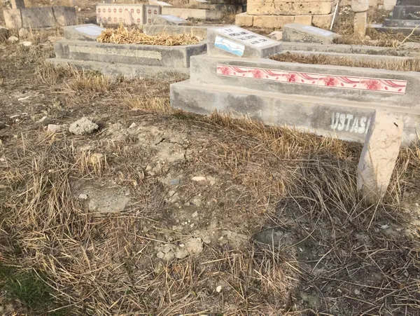 mezarliktan-gelen-ilginc-ses-isim-bulunmayan-kabrin-basinda-keman-caldirdi-1610516754938.jpg Mezarlıktan gelen ilginç ses! İsim bulunmayan kabrin başında keman çaldırdı-2