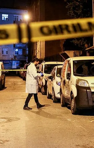 Bağcılar'da park halindeki 2 araç kurşunlandı