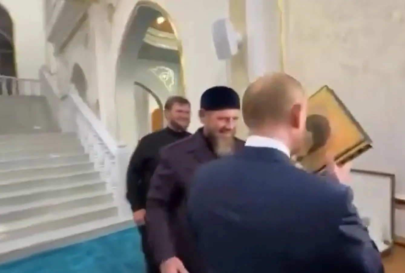 Putin Kur’an-ı Kerim’i öptü