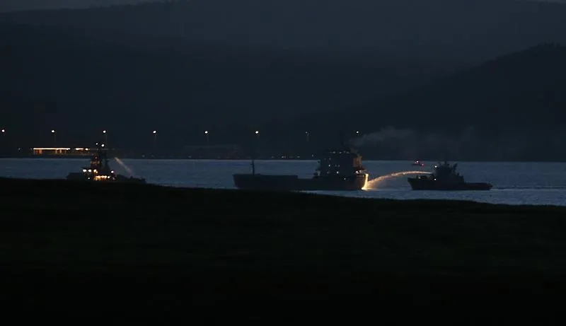 Çanakkale Boğazı'nda panik: Kuru yük gemisindeki yangın söndürüldü | Transit gemi geçişlerine çift yönlü açıldı-3