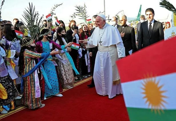 katoliklerin-ruhani-lideri-papa-franciscus-erbilde-franso-hariri-stadyumunda-ayine-katildi-1615136430827.jpeg