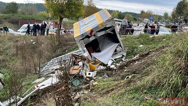 Faciaya ramak kala! Freni boşalan kamyon, taksi durağına daldı - 7