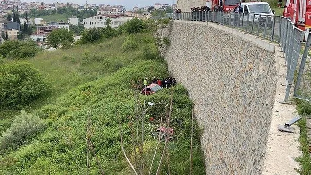 Kocaeli'de korkunç kaza! Korkuluklara çarpıp istinat duvarından uçtu! EDS ele verdi: 5 kişi ağır yaralı-1