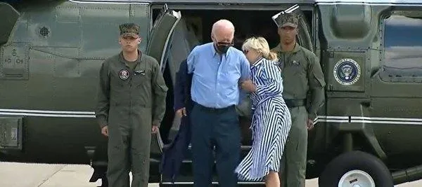 abd-baskani-joe-biden-bu-kez-tokalastigini-unuttu-o-anlar-kamerada-1660122210884.jpeg ABD Başkanı Joe Biden bu kez tokalaştığını unuttu! O anlar kamerada-3