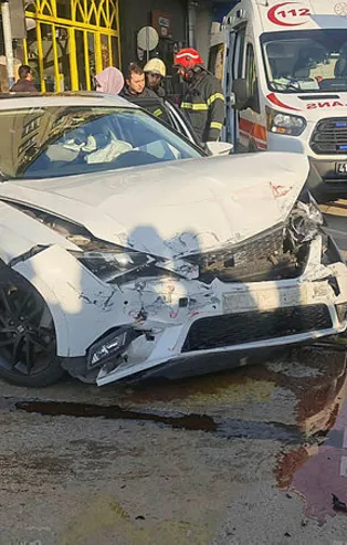 İzmit'te otomobil ile tramvay çarpıştı: 2 yaralı