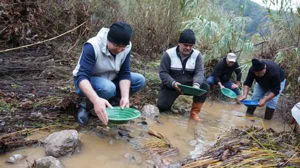 haftada-7-bin-500-tl-kazaniyorlar-burasi-turkiye-buz-gibi-derede-altin-avi-1647177463439.jpg Haftada 7 bin 500 TL kazanıyorlar! Burası Türkiye: Buz gibi derede altın avı...-8