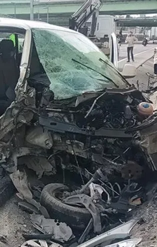 Eyüpsultan'da iki otomobilin çarpıştığı kazada 3 kişi yaralandı