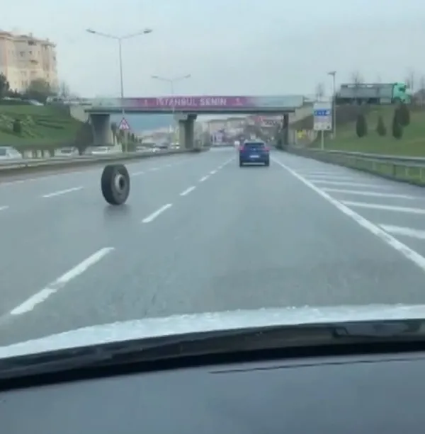otoyolda-sasirtan-goruntu-basibos-tekerlek-metrelerce-ilerledi-1616056132301.jpg