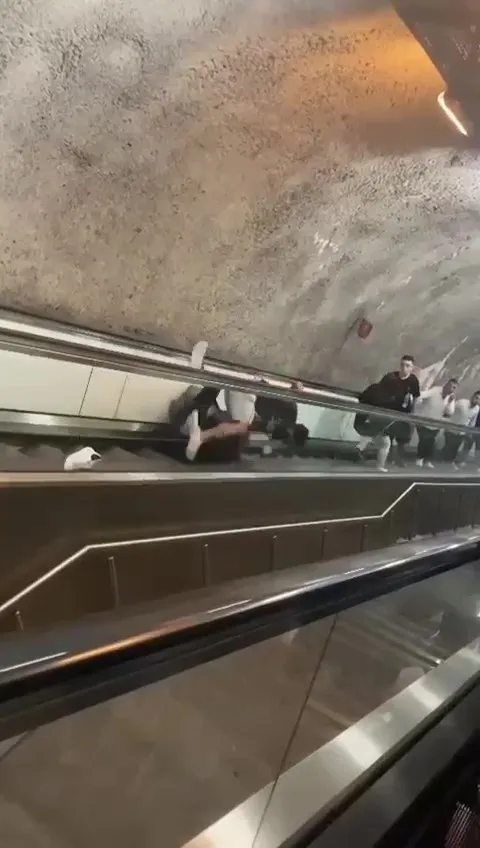 kadikoy-tavsantepe-metrosu-unalan-duraginda-yolcular-yumruk-yumruga-kavga-etti-yuruyen-merdivenlerden-yuvarlan-1654251376310.jpg