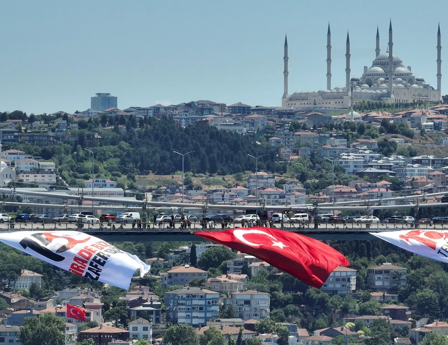 15 Temmuz’un 10. yılında İstanbul’da köprüler kırmızı beyaza büründü