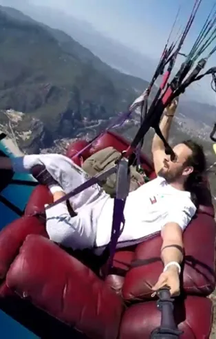 Ölüdeniz'de 'koltukla' uçtu, televizyon izledi