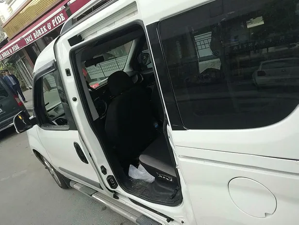 Bayrampaşa'da akıllara durgunluk veren hırsızlık! Park halindeki aracın kapılarını çaldılar-1