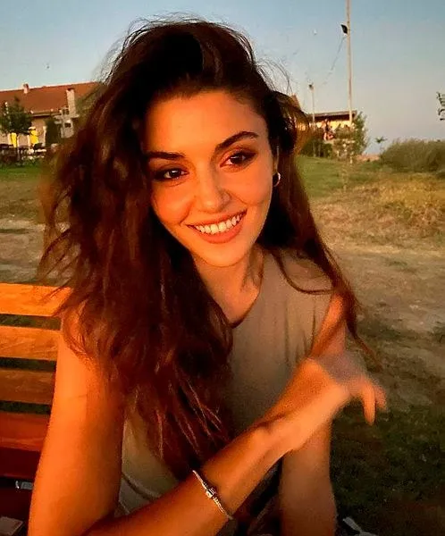 Hande Erçel’in reklam geliri dudak uçuklattı: Ekim 2020'de 1 buçuk milyon TL olan gelir Şubat'ta 2 milyon oldu-3