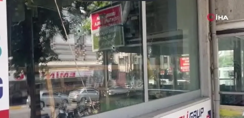 iki-genc-isyerini-kursunladi-rahat-tavirlari-pes-dedirttiesenyurtta-isyerinin-kursunlanma-ani-saniye-saniye-ka-1754555126429.jpeg Kurşunlalan dükkan (İHA)