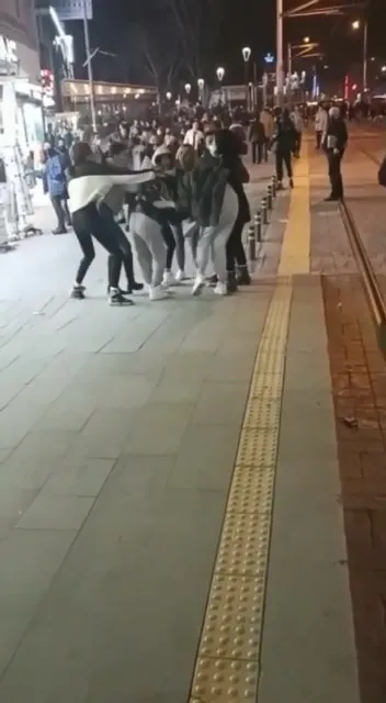 kizlarin-bas-basa-kavgasi-kamerada-erkek-yuzunden-sac-saca-bas-basa-birbirlerine-girdiler-1639288663900.jpg Kızların kavgası kamerada! Erkek yüzünden saç saça baş başa birbirlerine girdiler-4