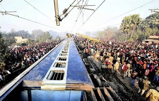 Hindistan'da tren raydan çıktı, çok sayıda ölü var-2