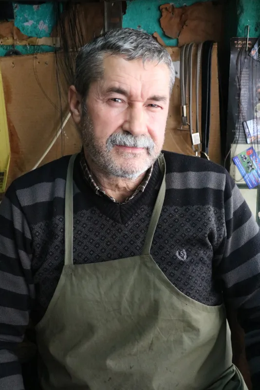 afyonkarahisarin-cay-ilcesinde-29-yildir-ayakkabi-tamiri-ve-kilif-imalati-yapan-husamettin-gungorun-15-metrekarelik-dukkanina-devlet-bile-sasirdi-1607672366429.jpg Afyonkarahisar'ın Çay ilçesinde 29 yıldır ayakkabı tamiri ve kılıf imalatı yapan Hüsamettin Güngör'ün 1,5 metrekarelik dükkanına devlet bile şaşırdı-7