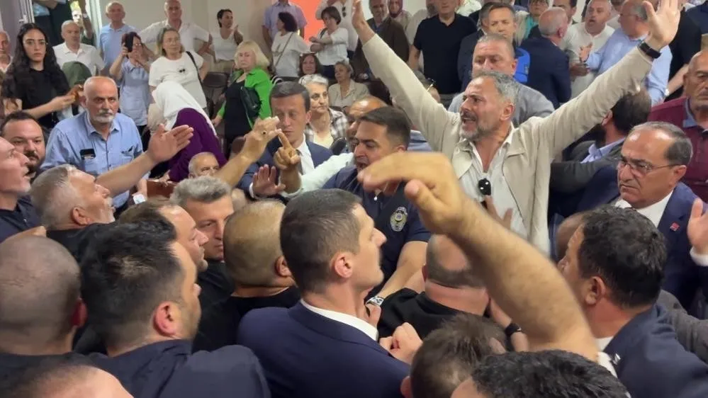 akcakoca-belediyesinde-ak-parti-donemi-fikret-albayrakin-yerine-alev-unal-secildi-1780321568172.jpeg