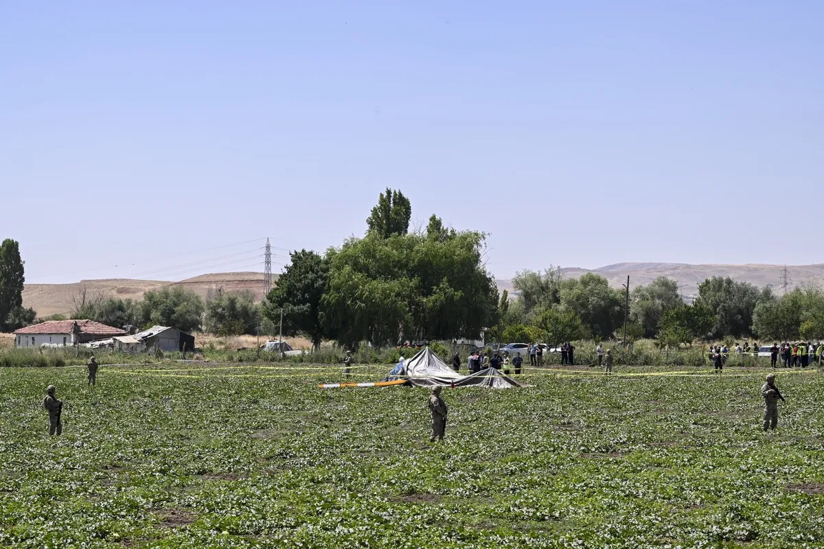 Ankara Temelli'de eğitim helikopteri düştü: 2 kişi yaralandı, bölgeye ekipler sevk edildi-4