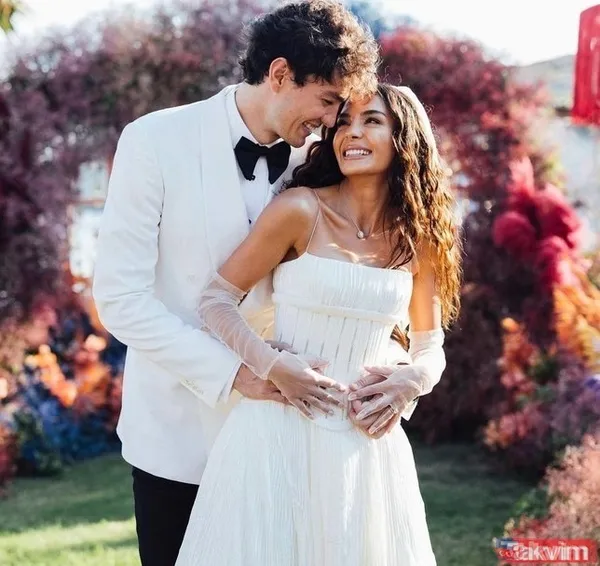 Bestemsu Özdemir sevgilisi Serkan Mehmet Durdu evliliğe ilk adımı attı! Yeni yılın ilk dakikalarında teklif aldı işte o anlar: "Evet dedim..." - 21