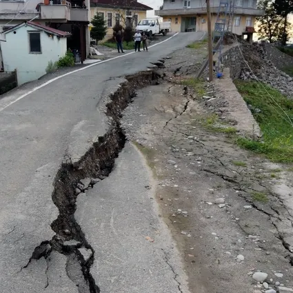 Rize’de şiddetli sağanak yolu ikiye böldü: İstinat duvarları faciayı engelledi