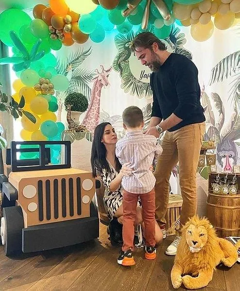 babasi-engin-altan-duzyatanin-izinden-giden-minik-emir-motorkros-sampiyonluguyla-ailesini-gururlandirdi-1649618959100.jpeg Babası Engin Altan Düzyatan’ın izinden giden minik Emir motorkros şampiyonluğuyla ailesini gururlandırdı-5