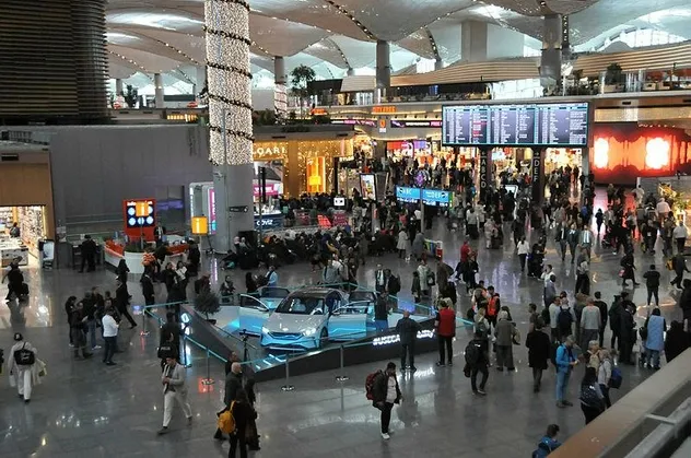 Yerli otomobil Togg İstanbul Havalimanı'nda görücüye çıktı! Yolculardan büyük ilgi