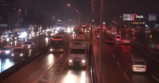 Son dakika haberi! Bakırköy-İncirli Metrobüs Durağı’ndan metrobüs arıza yaptı, uzun kuyruklar oluştu